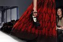 Манекенка  загуби обувката си на подиума на Седмицата на модата в Ню Йорк. Случката привлече допълнително внимание към елегантната вечерна рокля на Tibi от колекцията есен/зима 2011.