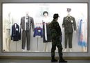 Витрина с манекен, облечен в униформата на севернокорейската армия, привлече вниманието на войник от Южна Корея.  Снимката е направена в Paju, в близост до демилитаризираната зона, разделяща двете Кореи, на около 45 км северно от Сеул. Днес севернокорейският лидер Ким Чен-ир навършва 69 години.<br />