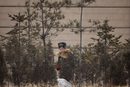 Нощна стража. Жена-граничар от Северна Корея патрулира по брега нарека Yalu между двете Кореи.