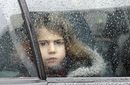 От другата страна на стъклото. През прозорец на кола дете наблюдава премахването на незаконна постройка в Мадрид. Градската управа определи за разрушаване домовете на около 50 семейства.