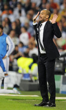 Треньорът на "Барселона" Хосеп Гуардиола дава наставления на своите футболисти
