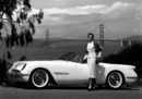През 1953 г. се появява първият "Шевролет Корвет". Двуместният спортен автомобил е създаден с цел да освежи имиджа на марката. Един от авангардните му отличителни белези е стъклопластовата конструкция на каросерията.