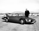 Шефът на дизайна на GM Харлей Ърл с прототипа "Файърбърд" II през 1956 година