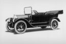 Швейцарският емигрант и автомобилен пилот Луи Шевроле и американският индустриалец Били Дюрант основават фирмата Chevrolet Motor Car Company в Детройт, САЩ, на 3 ноември 1911 година.
Моделът "Класик сикс" е първият в историята, носещ официално името "Шевролет". Той е пуснат на пазара през 1912 година, но остава в продажба само до 1914, след като компанията променя своите приоритети и се насочва към по-достъпни като цена модели. Произведени са общо 5987 екземпляра от този автомобил. Автомобилът разполага с шестцилиндров двигател с работен обем 4.9 литра с мощност от 40 конски сили, достатъчни за постигане на максимална скорост от около 105 км/ч.
Моделът се продава на цена от 2150 щатски долара, която, приравнена с днешните цени при отчитане на инфлацията, се равнява на близо 50 000 щатски долара.