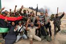 Бунтовници ликуват, след като успяха да отблъснат армията на Кадафи при град Зинтан, на 120 километра от Триполи.