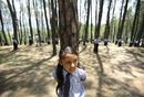Деца прегръщат дървета за участие в световен рекорд на Гинес за най-голям брой прегърнати дървета за две минути в Катманду. 879 души взеха участие в проявата, която се проведе по повод Световния ден на околната среда с послание за опазване на природата.