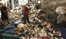 Неапол продължава да тъне в тонове отпадъци, въпреки че преди три години премиерът Силвио Берлускони обеща проблемът със сметта да бъде разрешен.