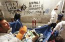 Купчините боклук в Неапол са поредния удар срещу правителството на Берлускони, чиито законопроекти за развитие на атомната енергетика и др., бяха отхвърлени от населението на референдум