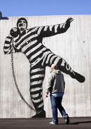 Графит от норвежкия художник Долк в стила на прочутия майстор на графити Банкси, на стойност един милион британски лири, краси стената на затвора.