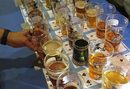 На тази снимка от 2 август 2011 г. посетителите на Големия британски бирен фестивал в Лондон заменят чашите си с бира с карти за игра, за да могат да напуснат и да се върнат на феста. Британските собственици на кръчми, които фалират с рекордна скорост в тежкия икономически климат, се надяват да спасят бизнеса си, като възродят традиционни игри като скитълс и дартс, които  през последните години са изчезнали от много пъбове.