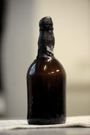 Бутилка бира, извадена от потънал кораб край финландския архипелаг Оланд през лятото на 2010 г. Водолази измъкнаха над 160 бутилки шампанско и пет бутилки бира от останките на кораба, който вероятно е потънал през първата половина на 19-и век. Това е една от най-старите запазени бири.