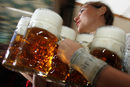 Германия традиционно събира милиони ценители на хмелната отвара на Октоберфест в Мюнхен, а германските сервитьорки, облечени в традиционни носии, демонстрират завидни умения в пренасянето на многобройни тежки халби с бира.
