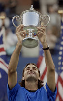 На 12 септември 2004 г. Федерер побеждава Лейтън Хюит и печели първата си титла от US Open.