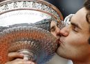 Краят на дългото чакане - Федерер държи в ръцете си толкова дълго убягващия му трофея от "Ролан Гарос".<br /><br />Тогава той стана едва вторият играч след Андре Агаси, спечелил кариерен Голям шлем в Откритата ера на тениса. След това постижението му беше повторено от Рафаел Надал и Новак Джокович.