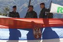 Силите на НАТО в Косово KFOR използваха гранати със сълзотворен газ, за да разпръснат стотиците сърби, издигнали барикада на граничния пункт Ягненица. Бронирани машини разчистиха купчините, препречили пътя към Сърбия.

На снимката: генерал-майор Ерхард Древс от KFOR стои край барикада край блокирания граничен пункт Бърняк на 19 октомври 2011 г.