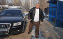 Братята Пламен (на снимката) и Йордан Стоянови, известни като Дамбовците, ще съдят държавата за загубите, които са претърпели за последната година, в която един от камионите им е бил спрян от движение от МВР. Те също бяха сред арестуваните в <a href="http://www.dnevnik.bg/temi/operaciia_oktopod/" target="_blank">акцията "Октопод"</a> и бяха заподозрени, че са източвали металургичния комбинат "Кремиковци" като изнасяли желязо, покрито с шлака . Срещу тях обаче все още няма дело в съда.<br />