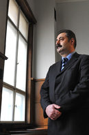 Бившият министър на здравеопазването Божидар Нанев стана първият от кабинета "Борисов", <a href="http://http://www.dnevnik.bg/bulgaria/2011/01/27/1032436_purvi_ministur_ot_kabineta_borisov_otiva_na_sud/">даден под съд</a>. Обвинението срещу него е, че със сключването на неизгодна сделка за антивирусни препарати е ощетил държавата с 2.45 млн. лв.<br /><br />Препаратите бяха купени и доставени след края на грипната епидемия и почти всичките 200 хил. дози останаха неизползвани. Освен това се оказа, че Националната здравна служба на Великобритания е предложила много по-изгодна оферта като цена и условия на доставката, отколкото "Рош". Разликата е в тези 2.45 млн. лв., с които според прокуратурата Нанев е ощетил бюджета.