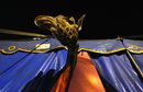Жираф подава главата си от палатка на италианския цирк "Орфей", който има представление в Малта. Активисти за правата на животните призовават малтийското правителство да забрани циркове с животни. Организаторите на циркът казват, че техните животни не  са били отгледани в плен и не са третирани жестоко.