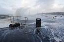 Морски вълни се разбиват на алея в Ларгс в Западна Шотландия. Силни ветрове удариха Шотландия, оставяйки хиляди хора без електричество.