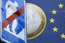 Пътен знак се вижда на фона на знаме с евромонета на фасадата на централата на Европейския съвет, в която се проведе европейската среща на върха на ЕС в Брюксел.