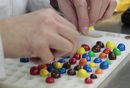 Служител проверява проби на бонбони M&M's в производствената линия за бонбони и шоколад "Марс шоколад" в Хагенау, Източна Франция