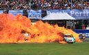 Автомобилът на австралийския пилот Карл Райндлър е в пламъци след катастрофата със Стив Оуен  по време на състезание на пистата "Барбагало" в Пърт от австралийския шампионат V8 Supercars. И двамата пилоти оцеляха, като Райндлър получи изгаряния на ръцете<br /><br />
