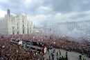 Откритият автобус с футболистите и щаба на "Милан" преминават през площада "Дуомо" в центъра на Милано след спечелването на титлата в Серия А