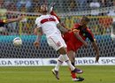 Белгийският защитник Венсан Компани се опитва да отнеме топката пред погледа на Казъм Казъм от Турция по време на двубой от квалификациите за европейското първенство по футбол