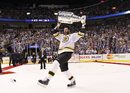 Здено Хара от "Бостън" празнува с купа "Стенли" като шампион в Националната хокейна лига. "Бруинс" победи "Ванкувър кенъкс" във финалните плейофи
