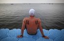 Чилиецът Алваро Треухела си почива след плуването на 10 км в открити вода по време на световното първенство по плувни спортове в Шанхай