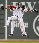 Бейзболистите на "Бостън ред сокс" Джакоби Елсбъри и Джош Редик се поздравяват след победата над големия враг "Ню Йорк янкис" в мач от Мейджър лиг бейзбол