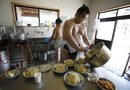 Сумо борци приготвят храната по време на летен лагер във възстановената след разрушителното земетресение през март школа в Сома, префектура Фукушима