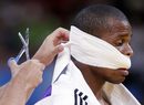 Панамецът Омар Симонд Пеа получава медицинска помощ по време на мач от световното първенство по джудо в Париж през август