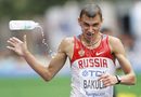 Руснакът Сергей Бакулин хвърля бутилка с вода по време на спортното ходене на 50 км на световното първенство в Даегу
