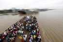 Пътници в лодка по река Янгон в Мианма