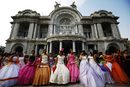 Момичета позират пред Двореца на изящните изкуства по време на празника Quinceanera, също наричан "Празник на петнайсетте години" в Мексико Сити на 30 април. Повече от 400 момичета от цял свят са поканени на тържеството за честване на тяхната 15-а годишнина. Празникът е препратка към испанската колониална ера, когато момичетата са правили своя официален "дебют" в обществото на 15 или 16 години.