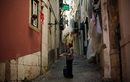 Жени се разхождат в стария квартал Алфама в Лисабон