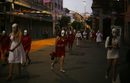 Проститутки с маски на скелети участват в Деня на мъртвите в Мексико Сити на 29 октомври