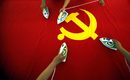 Работници използват ютии, за да изгладят знамето на китайската комунистическа партия във Фабриката на червения флаг в околностите на Пекин през юни. В нея са били изработени повече от 30 000 флага през последните три месеца по повод честването на 90-тата годишнина на Китайската комунистическа партия през юли.