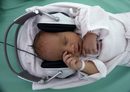 Новородено дете слуша музика в болница в Кошице, Словакия. Болницата използва музиката като терапия за бебетата, докато са отделени от майките им.