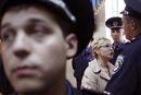 Бившият премиер на Украйна Юлия Тимошенко бе осъдена на <a href="http://www.dnevnik.bg/sviat/2011/10/11/1174105_juliia_timoshenko_poluchi_7_godini_zatvor_za_gazovite/">седем години затвор</a> заради газовите договори с Русия. Смята се, че това дело е политически мотивирано и инструмент за наказание срещу Тимошенко от страна на сегашния президент Виктор Янукович. ЕС също критикува решението на съдебните власти в Киев и дори отложи <a href="http://www.dnevnik.bg/evropa/novini_ot_es/2011/12/19/1729950_es_otloji_podpisvaneto_na_sporazumenie_za_asociirane_s/">подписването на споразумението за асоцииране на Украйна</a> докато казусът не бъде решен.<br /><br />На снимката Тимошенко говори с репортери за последен път, преди да бъде вкарана в затвора.<br />