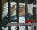 Бившият египетски президент Хосни Мубарак се появи за първи път след оттеглянето си от властта на 15 август 2011 г. в необичайна за него поза - <a href="http://www.dnevnik.bg/sviat/2011/08/03/1132988_dnes_zapochva_procesut_sreshtu_hosni_mubarak/">на болнично легло в съдебната зала</a>. Бившият диктатор е съден заедно със синовете си Гамал и Алаа заради ролята им в потушаването на антиправителствените протести, както и заради корупционните практики по време на управлението му.<br />