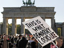 На 15 октомври движението "Окупирай" достигна и до Бранденбургската врата.<br /><br />В този съботен ден протестиращи се събраха в много от големите европейски градове, за да демонстрират срещу алчността на корпорациите и неравенството, задълбочавано от глобалната финансова криза. 
