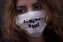 Протестиращ носи маска по време на демонстрация в Париж на 4 ноември в бизнес квартала "Ла дефанз".

На маската пише: "Освободете се".