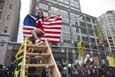Привърженичка на "Окупирай Уолстрийт" позира за снимка на стълба пред частния площад "Пабло Дуарте" в Ню Йорк на 17 декември.<br /><br />