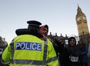 Протестиращ прегръща полицейски служител по време на демонстрация, организирана от движението "Окупирай Лондон" и "Спрете коалицията на войната", пред сградата на парламента в британската столица на 18 декември 2011 г.<br /><br />