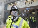 Полицаи, залети с боя по време на протест в Лондон на 26 март, организиран от Конгреса на профсъюзите.