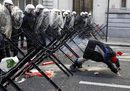 Демонстрант показва задните си части на полицаи по време на протеста в Брюксел на 24 март.