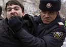 Полицай арестува опозиционен активист в Баку на 12 март. Азербайджанската полиция задържа над 30 активисти на опозиционната партия "Мусават", които протестираха в столицата срещу управляващия политически елит.