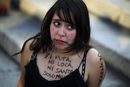 Жена позира с превързана уста и надпис: "Нито курва, нито луда, нито светица, просто жена", в знак на протест срещу насилието над жени по случай международния ден на жената на 8 март в Мексико.
